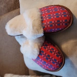 WOMEN'S FUZZY SLIPPERS NIB